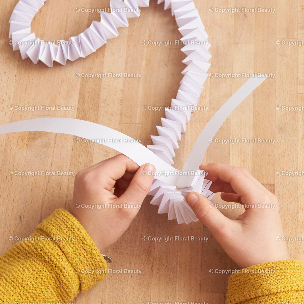 Hexentreppe aus Papier basteln | Papier in 2 cm breite Streifen schneiden. Mit Kleber rechtwinklig fixieren. Abwechselnd Streifen über Streifen legen und andrücken. Abschließend zusammenkleben. - Realisiert mit Pictrs.com