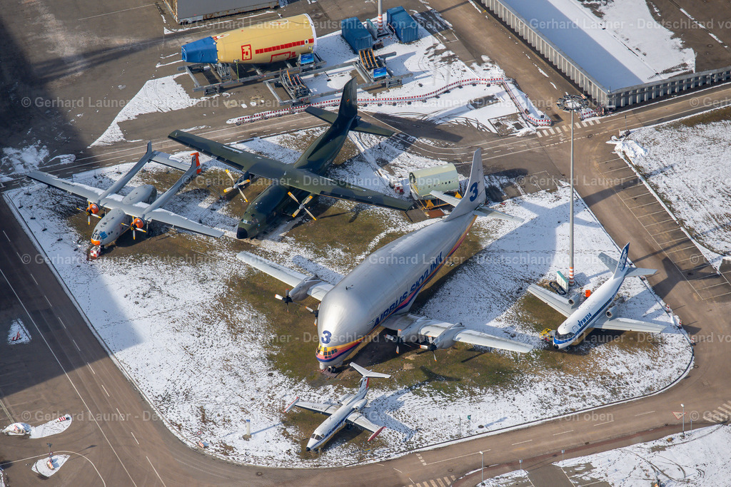 4044534 | HAMBURG 14.02.2021 Winterlich schneebedeckte Werftgelände der Airbus SE mit historischen Transportflugzeugen Super Guppy Airbus Skylink 3, Transall, VFW 614 u.a. im Ortsteil Finkenwerder in Hamburg, Deutschland. Weiterführende Informationen bei: Airbus SE. // Wintry snowy shipyard of the aeronautical company Airbus SE with historic transport aircraft in the district Finkenwerder in Hamburg, Germany. Further information at: Airbus SE. Foto: Gerhard Launer