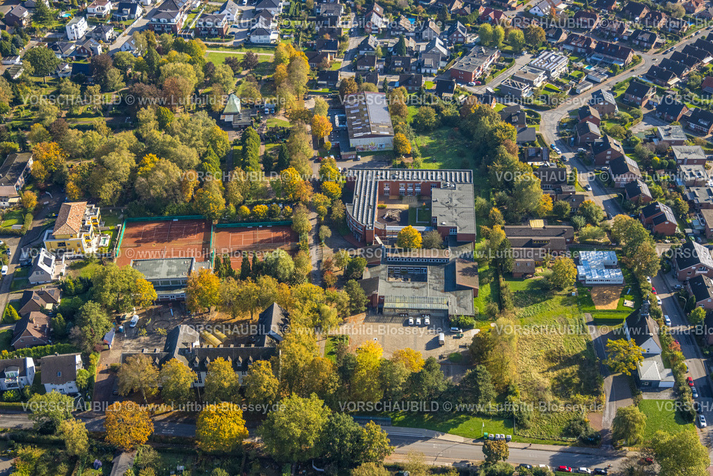 Selm241011397 | Luftbild, Förderzentrum Nord Standort Selm und Tennisplätze, unten Grundschule Auf den Äckern, oben Trauergäste an der Trauerhalle auf dem Friedhof Selm Ortsteil Bork, herbstliche Bäume, Bork, Selm, Münsterland, Nordrhein-Westfalen, Deutschland