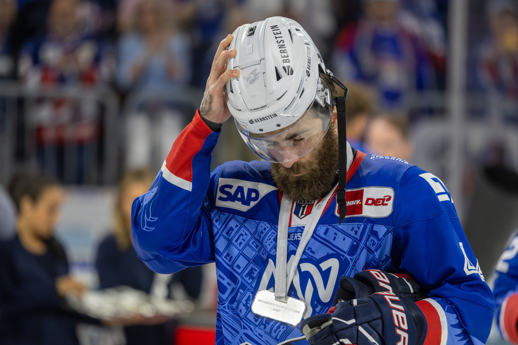 DEL, Deutsche Eishockey Liga Saison 2025/26, Playoff-Finale, Spiel 5: Adler Mannheim gegen Eisbären Berlin | DEL, Deutsche Eishockey Liga Saison 2025/26, Playoff-Finale, Spiel 5: Adler Mannheim gegen Eisbären Berlin***Anthony Greco (44, Mannheim) nach Spielende - Realisiert mit Pictrs.com
