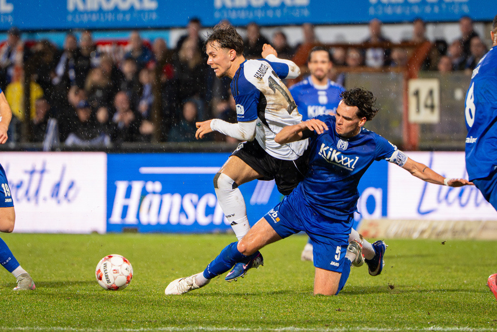 Fußball I Herren I Saison 2025-2026 I Regionalliga Nord I 24. Spieltag I SV Meppen - Hamburger SV II I 1326 | Otto Stange (19, Hamburger Sport Verein II) gegen Jonas Fedl (5, SV Meppen) - Realisiert mit Pictrs.com