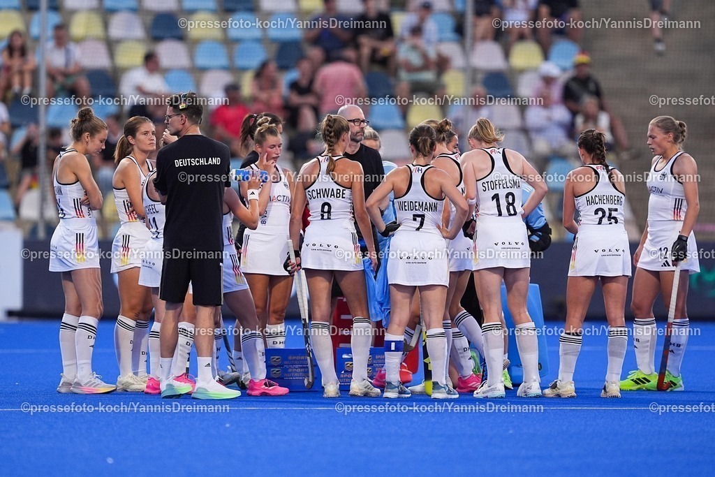 xydrx11082503079 | 11.08.2025, xydrx, Frauen EuroHockey Championship 2025, Gruppenphase, Gruppe A, Deutschland - Niederlande, Sparkassenpark Mönchengladbach: Die Deutsche Mannschaft steht ratlos im Kreis