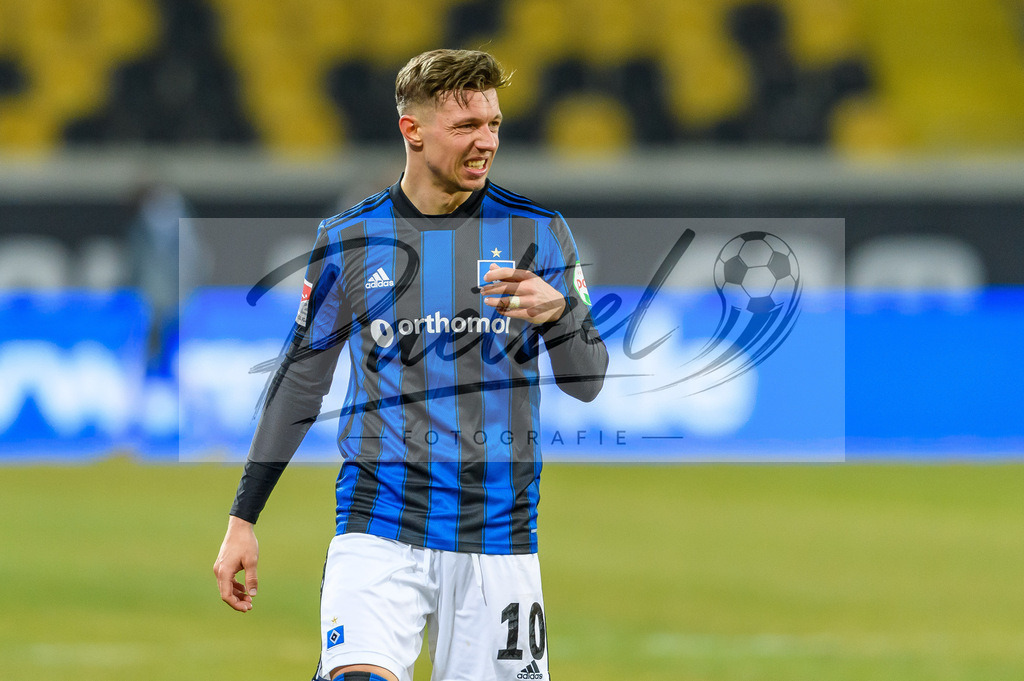 SGDHSV20220114_147 | Fussball, Herren: Sonny Kittel (Hamburger SV) schaut bei dem Spiel der 2. Bundesliga zwischen SG Dynamo Dresden und Hamburger SV im Rudolf-Harbig-Stadion am 14.01.2022 in Dresden, Deutschland.DFB / DFL REGULATIONS PROHIBIT ANY USE OF PHOTOGRAPHS AS IMAGE SEQUENCES AND/OR QUASI-VIDEO. - Realisiert mit Pictrs.com