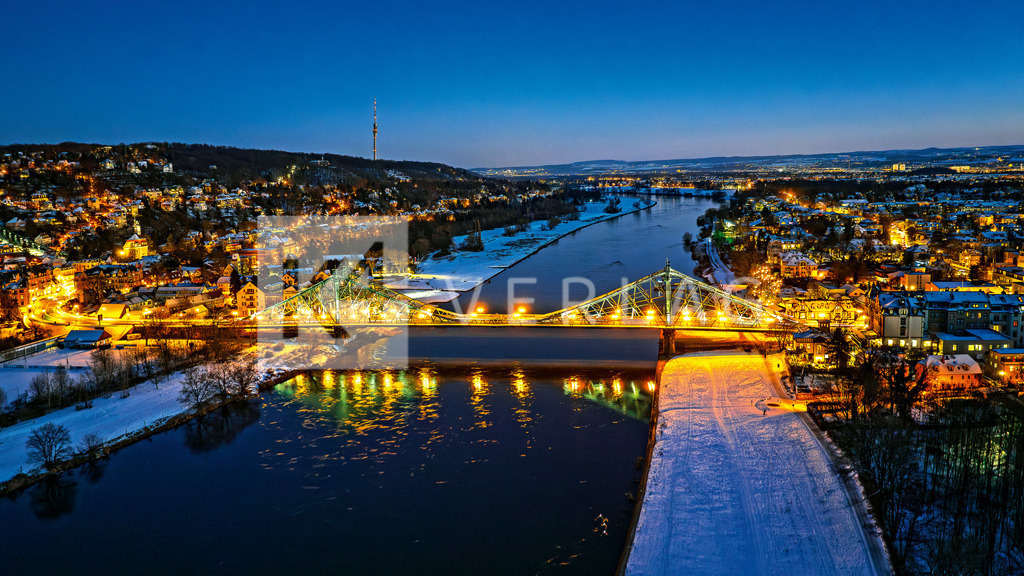 Panorama-Blaues-Wunder-Dresden-Luftbild-DJI_20240120173002 | Wandbild Das Blaue Wunder in Dresden im Winter, welches die Stadtteile Blasewitz und Loschwitz verbindet.  - Realisiert mit Pictrs.com