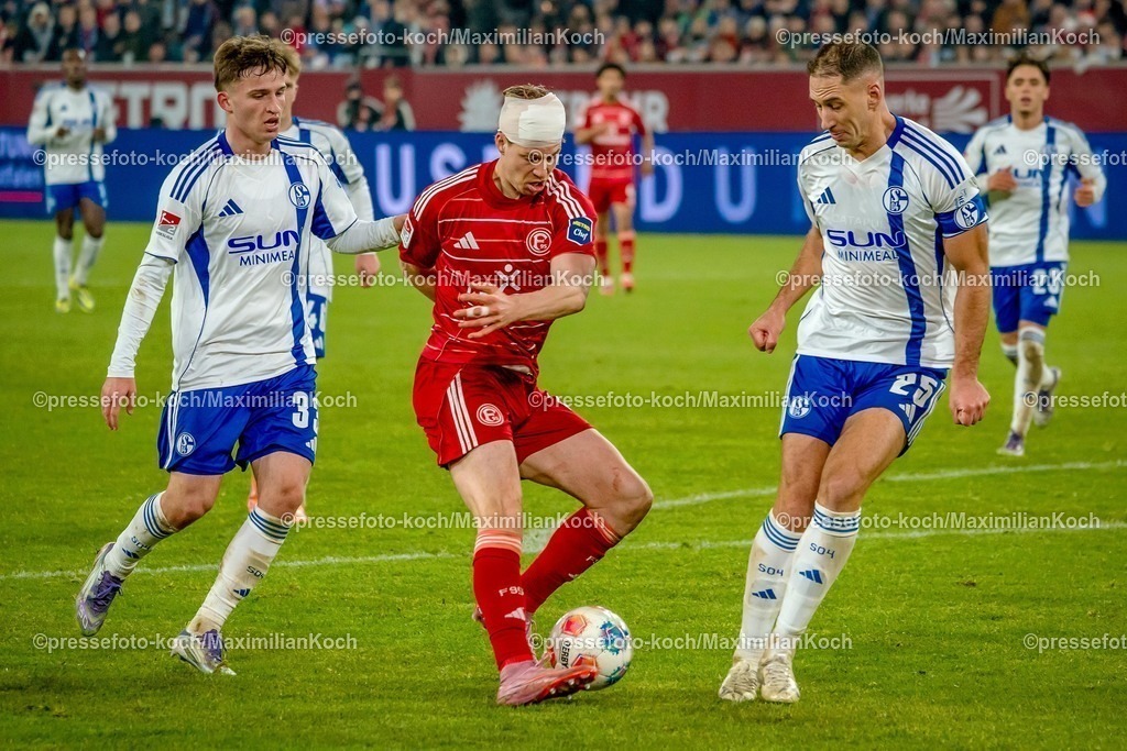 xKKUx05122501108 | 05.12.2025, xkkux, Fußball, Fortuna Düsseldorf - FC Schalke 04, 2. Fußball Bundesliga, Merkur Spiel-Arena, Saison 2025 2026: Vitalie Becker&nbsp;(Schalke04 #33) und Nikola Katic&nbsp;(Schalke04 #25) im Zweikampf gegen  Cedric Itten&nbsp;(Fortuna Düsseldorf #13)  DFB regulations prohibit any use of photographs as image sequences and or quasi-video.