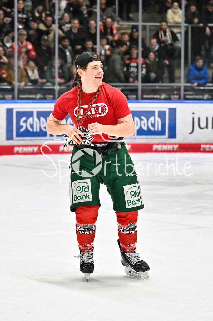 Augsburger Panther - Eisbären Berlin | AUGSBURG, GERMANY - 27. JANUARY: die Mannschaft der Panther feiert zusammen mit den Fans den 2-1 Heimsieg gegen Berlin nach dem Match zwischen den Augsburger Panthern und den Fischtown Pinguins am 43. Spieltag der Penny DEL im Curt Frenzel Stadion - Kyle MAYHEW (Augsburger Panther 27)
