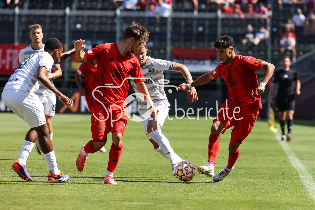 FC Würzburger Kickers - FC Bayern Amateure | v. l. Fabrice MONTCHEU (Würzburger Kickers #20), Maximilian WAGNER (FC Bayern München II #19), Maximilian ZAISER (Würzburger Kickers #18) und Emirhan DEMIRCAN (FC Bayern München II #11) / Zweikampf / Duell / Regionalliga Bayern: FC Würzburger Kickers - FC Bayern München II, AKON Arena am 24.08.2024