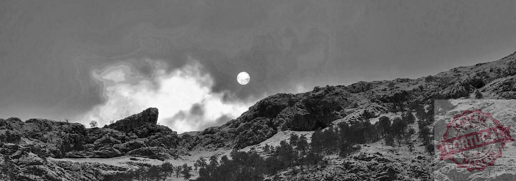 Sun shining over snowy mountain peaks and clouds in black and white | Dramatic black and white landscape of sun shining over snowy mountain peaks and clouds - Realized with Pictrs.com