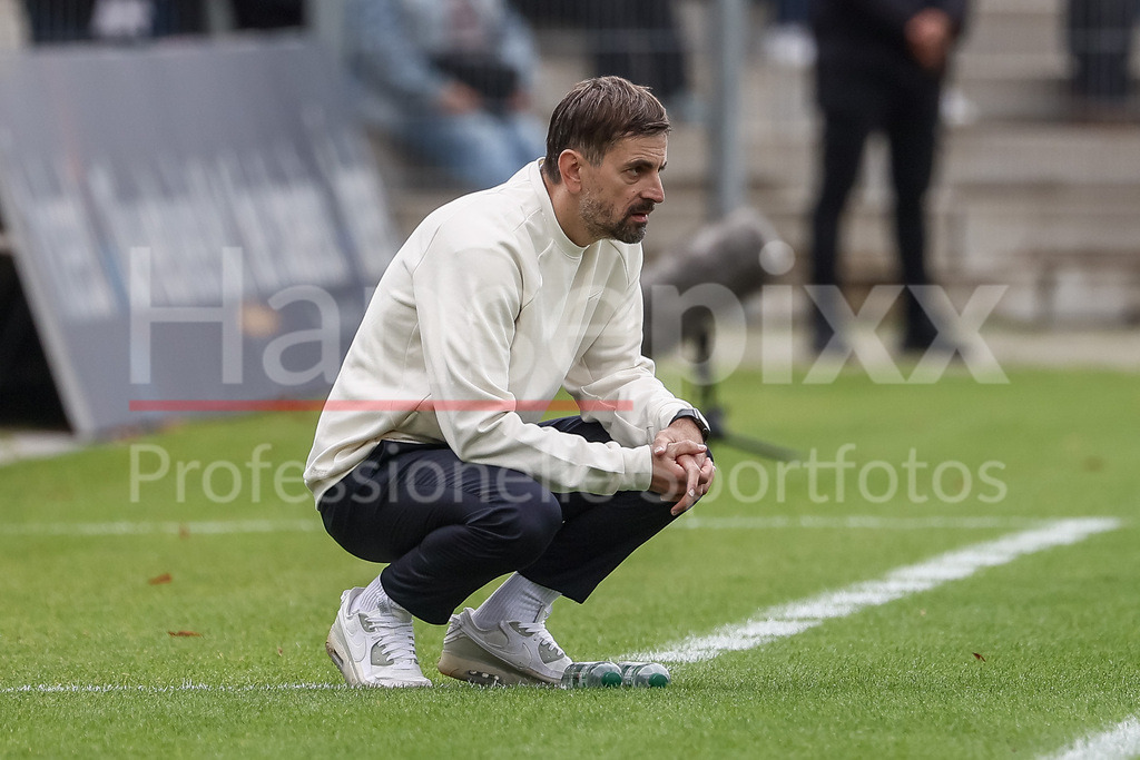 Fussball, Google Pixel Frauen-Bundesliga, Eintracht Frankfurt - SV Werder Bremen | v.li.: Niko Arnautis (Trainer, Cheftrainer, Eintracht Frankfurt), DIE DFB-RICHTLINIEN UNTERSAGEN JEGLICHE NUTZUNG VON FOTOS ALS SEQUENZBILDER UND/ODER VIDEOÄHNLICHE FOTOSTRECKEN. DFB REGULATIONS PROHIBIT ANY USE OF PHOTOGRAPHS AS IMAGE SEQUENCES AND/OR QUASI-VIDEO.