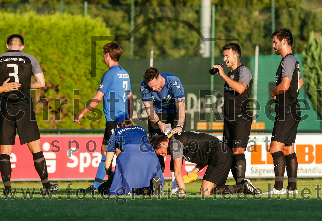 2023-07-14_119_FC_Langengeisling_gegen_FC_Velden-Eberspoint | Erding, Deutschland, 14.07.2023:
Fußball, Bezirksliga Oberbayern Ost 2023 / 2024, Testspiel, FC Langengeisling gegen FC Velden-Eberspoint, Endergebnis: 5:0

Physio Jana Otto (FC Langengeisling), Michael Faltlhauser (FC Langengeisling, #4), Maximilian Hintermaier (FC Langengeisling, #13), Kilian Stenzel (FC Langengeisling, #32)

Foto: Christian Riedel / fotografie-riedel.net