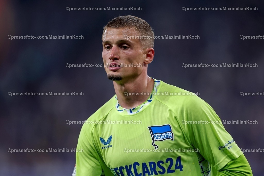 S0401082501085 | 01.08.2025, Fußball, FC Schalke 04 - Hertha BSC, 1.Spieltag, 2. Fußball Bundesliga, Veltins-Arena Gelsenkirchen, Saison 2025 2026: Michael Cuisance (Hertha BSC #10) DFB regulations prohibit any use of photographs as image sequences and or quasi-video.