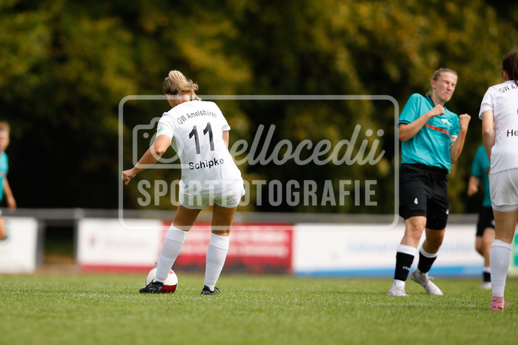 Fußball I Frauen I Westfalenpokal 26-27 I DJK GW Amelsbüren - SSV Rhade  I 18719 | Tessa Schipke (11, DJK GW Amelsbüren) flankt den Ball - Realisiert mit Pictrs.com