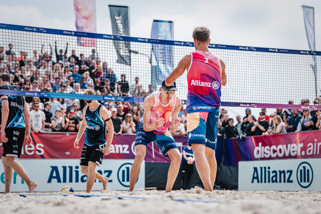 Beachvolleyball | Männer | German Beach Tour 2024 | Tourstop Düsseldorf | 19.05.2024 | Momme Lorenz (links) ballt jubelnd die Fäuste in Richtung Eric Stadie (rechts)