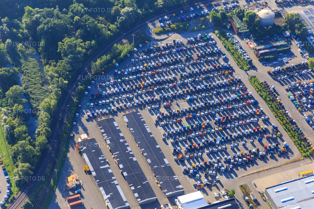 Luftbild: Parkplatz für produzierte DAIMLIER-LKW-Zugfahrzeuge im Automobilwerk Wörth des Industriepark Wörth GmbH im Ortsteil Maximiliansau in Wörth im Bundesland Rheinland-Pfalz in Deutschland. Foto: IMG_092851.jpg vom 13.08.2016 durch Werner Riehm/FLY-FOTO.deIndustriepark Wörth - Für die Zukunft bereit!
