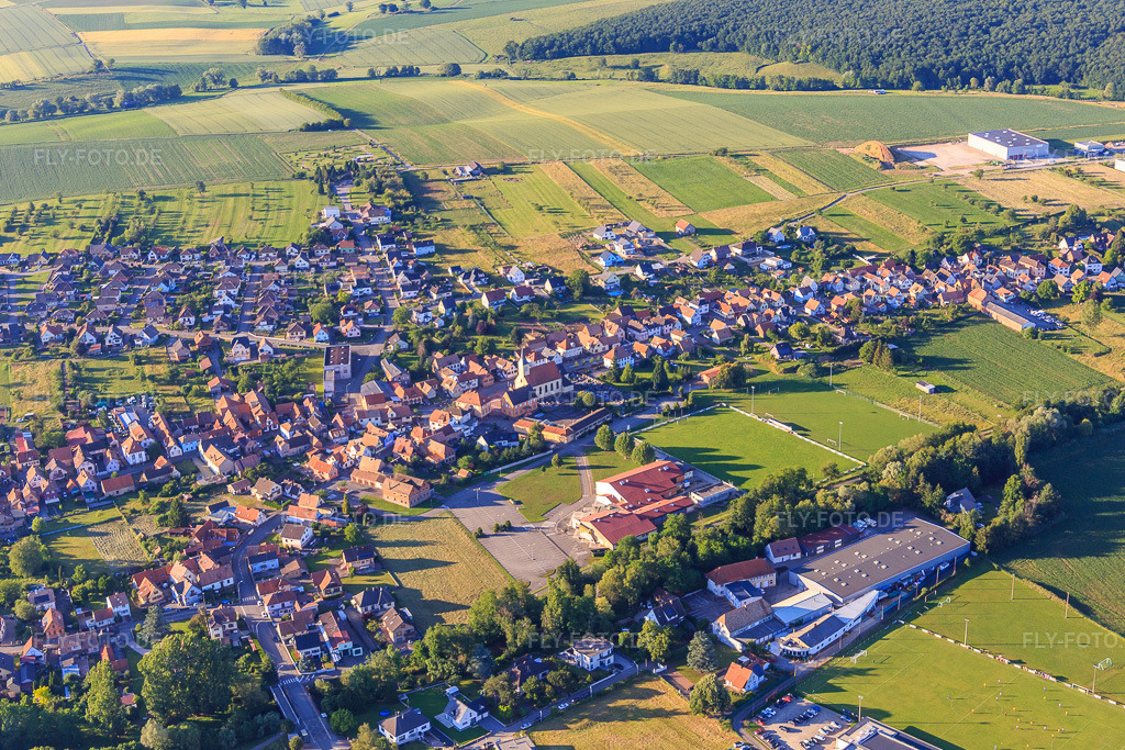 Luftbild: Ortsansicht von Südwesten mit Maison des loisirs du Val de Moder in Val-de-Moder im Bundesland Bas-Rhin in Frankreich. – Foto: IMG_115453.jpg vom 16.06.2019 durch Werner Riehm/FLY-FOTO.de – Auflösung des Originals: 4956 x 3304 px