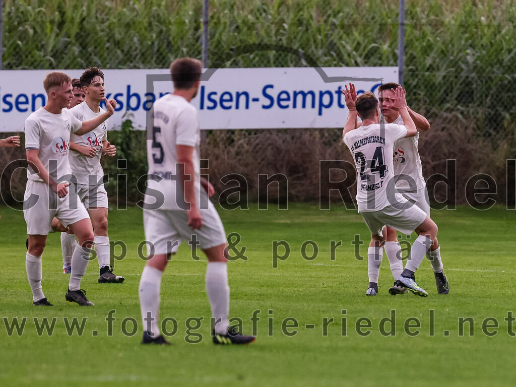 2023-08-04_053_SV_Walpertskirchen_gegen_FC_Finsing | Walpertskirchen, Deutschland, 04.08.2023:
Fußball, Kreisliga 2023 / 2024, 2. Spieltag, SV Walpertskirchen gegen FC Finsing, Endergebnis: 3:3

Thomas Hötscher (SV Walpertskirchen, #5), Stefan Pfanzelt (SV Walpertskirchen, #24), Adrian Alexy (SV Walpertskirchen, #41)

Foto: Christian Riedel / fotografie-riedel.net