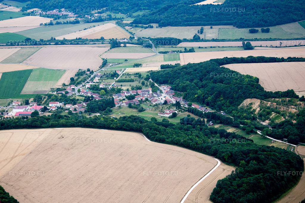 Vue aérienne: Vue de la ville à Saint-Julien-sous-les-Côtes dans le département Meuse, France.Photo: IMG_083392.jpg prise le 12/07/2015 par Werner Riehm/FLY-FOTO.euRésolution de l'original: 4960 x 3306 px