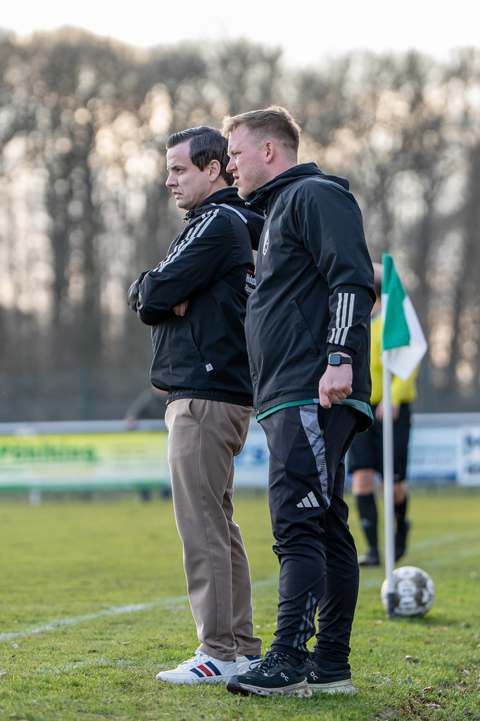 Fußball I Herren I Saison 2025-2026 I Bezirksliga Weser-Ems 4 I 21. Spieltag I TuS Lutten - SW Osterfeine I 4352 | Steffen Boning und Florian Giesa  - Realisiert mit Pictrs.com