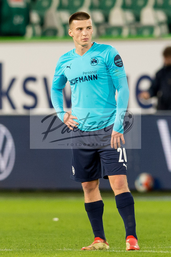 WOBFUE20220206_065 | Fussball, Herren: Tobias Raschl (SpVgg Greuther Fuerth) enttaeuscht bei dem Spiel der 1. Bundesliga zwischen VfL Wolfsburg und SpVgg Greuther Fuerth in der Volkswagen Arena am 06.02.2022 in Wolfsburg, Deutschland.DFB / DFL REGULATIONS PROHIBIT ANY USE OF PHOTOGRAPHS AS IMAGE SEQUENCES AND/OR QUASI-VIDEO. - Realisiert mit Pictrs.com