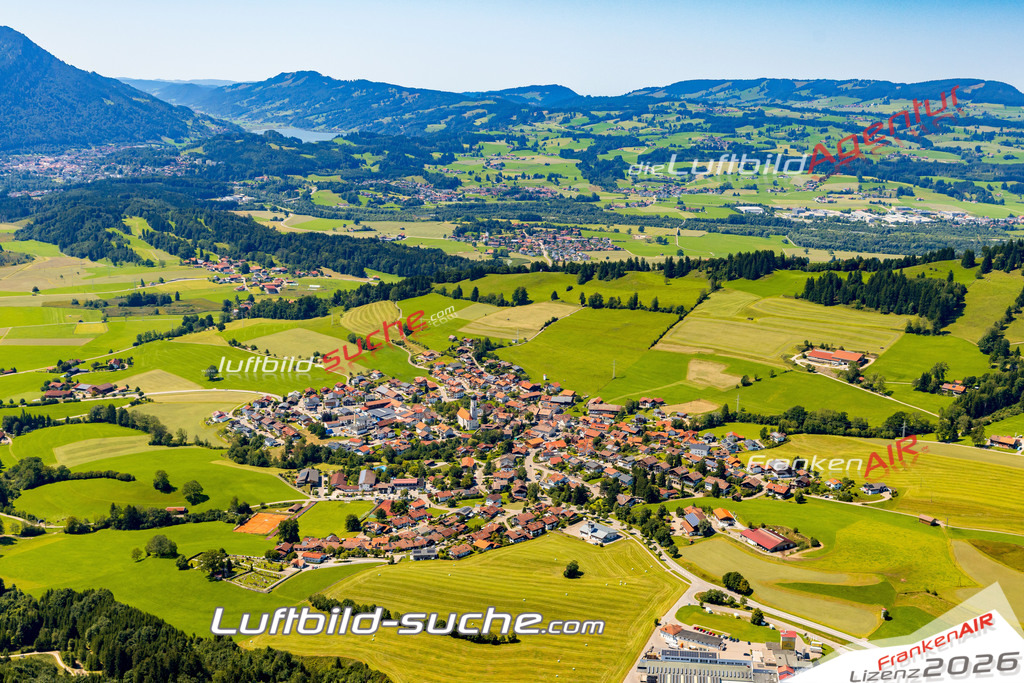 Luftaufnahme der Stadt Rettenberg - Die Luftaufnahme wurde 2025 vom UL-Flugzeug heraus erstellt ( keine Drohne ) - Hochauflösende Luftaufnahme - für professionelle Ausdrucke geeignet. Die Geschenkidee !Mit Lizenz und Bildrechte bestellbar
