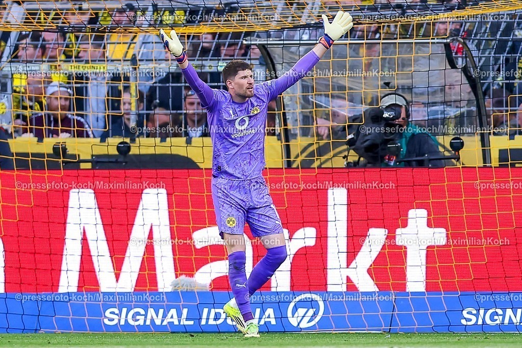 BVB26042601058 | 26.04.2026, Fußball, Borussia Dortmund - SC Freiburg, 1. Fußball Bundesliga, 31. Spieltag, Signal Iduna Park, Saison 2025 2026: Torwart Gregor Kobel&nbsp;(BVB #01) gestikulierend am Spielfeldrand   DFB regulations prohibit any use of photographs as image sequences and or quasi-video.