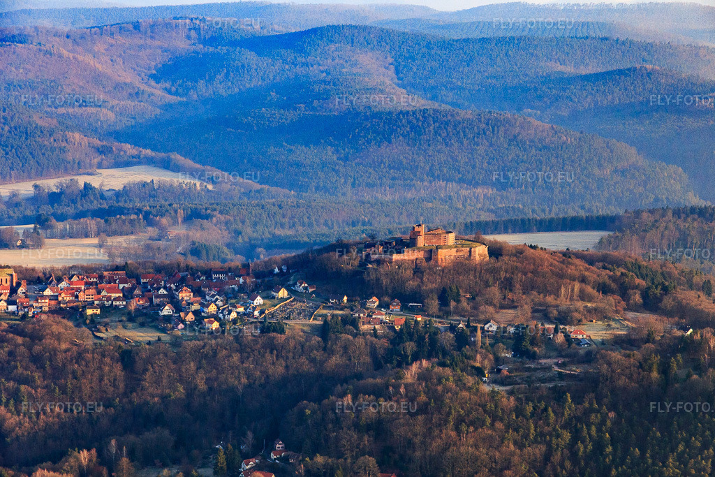 Vue aérienne: Ruines du château de Lichtenberg dans les Vosges du Nord à Lichtenberg dans le département Bas Rhin, France – .Photo: IMG_105274.jpg prise le 25/03/2018 par Werner Riehm/FLY-FOTO.eu – Résolution de l'original: 5385 x 3590 px