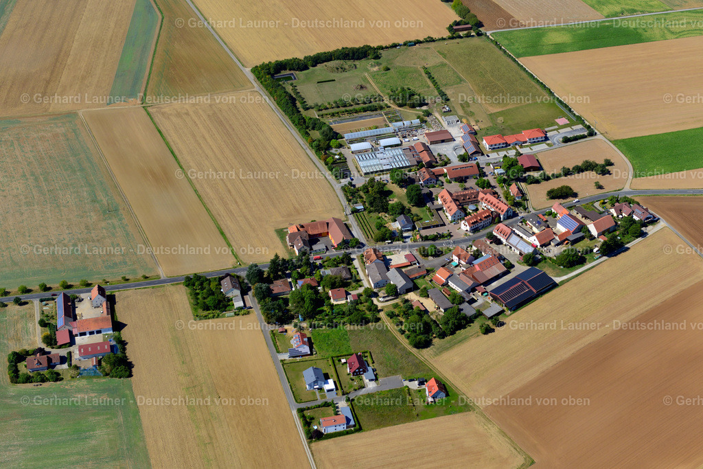 3650074 | GADHEIM 31.08.2016 Landwirtschaftliche Nutzflächen und Feldgrenzen  umsäumen das Siedlungsgebiet des Dorfes in Gadheim im Bundesland Bayern, Deutschland // Agricultural land and field boundaries surround the settlement area of the village  in Gadheim in the state Bavaria, Germany Foto: Gerhard Launer