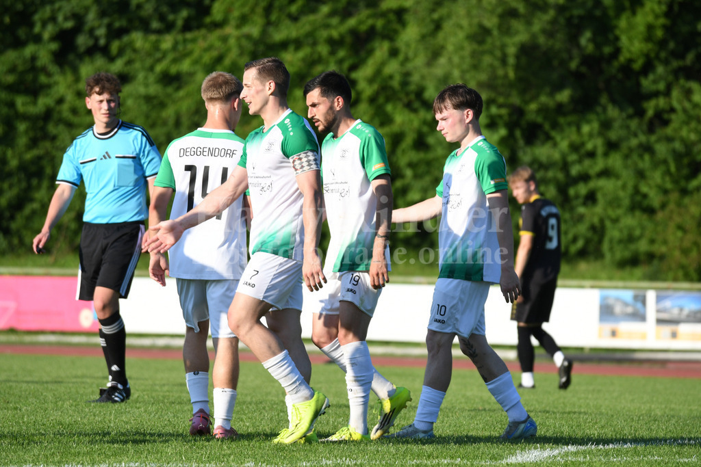 SpVgg GW Deggendorf : TSV Oberschneiding | Testspiel 20.06.2026die drei Torschützen: li. Doppeltorschütze Roman Artemuk; Robert Baghramyan und Laurin Hübscher - Realisiert mit Pictrs.com