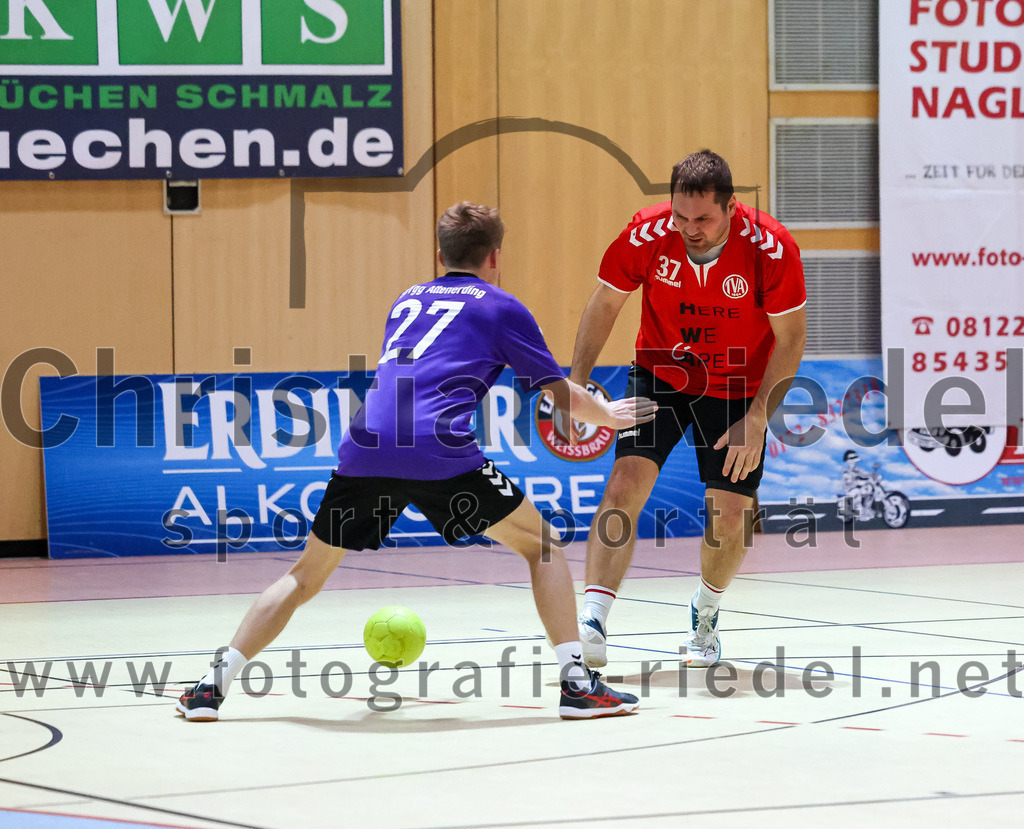 2022-11-12_003_SpVgg_Altenerding_III_gegen_TV_Altoetting_II | Erding, Deutschland, 12.11.2022:
Handball, Bezirksklasse Männer 2022 / 2023, 4. Spieltag, SpVgg Altenerding III gegen TV Altötting II, Endergebnis: 32:25

Luca Niklas Hoehl (SpVgg Altenerding, #27), Andreas Klaffke (TV Altötting, #37)

Foto: Christian Riedel / fotografie-riedel.net