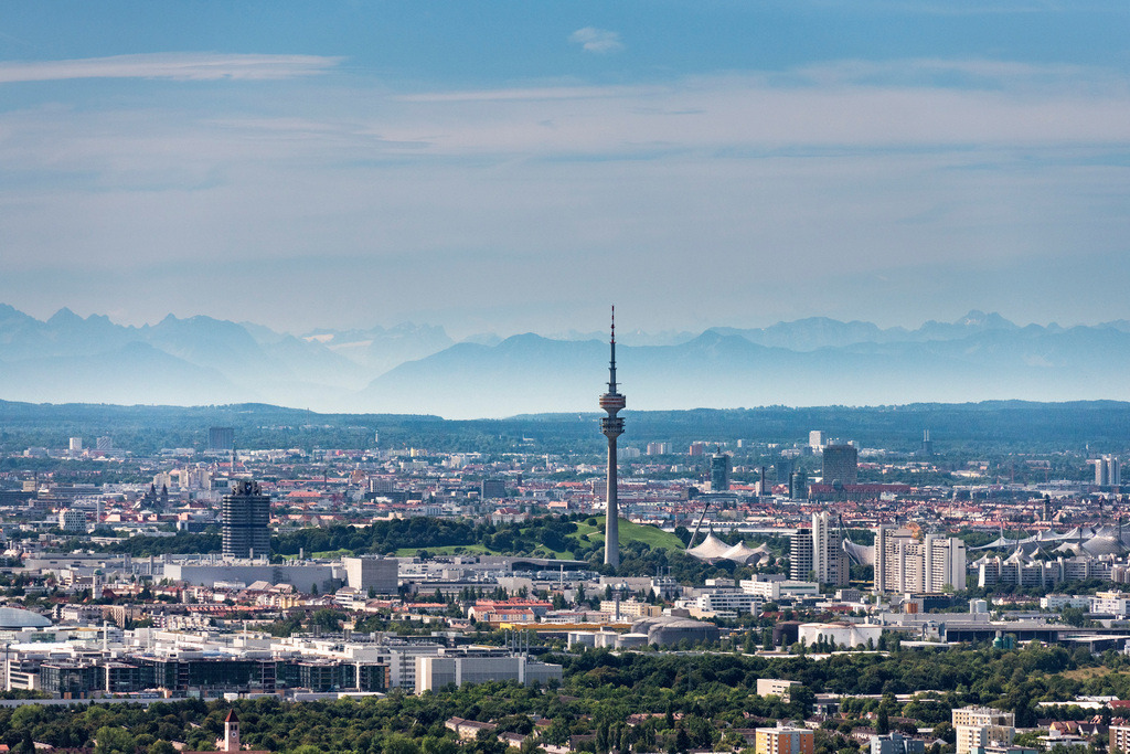 dr__0031582.jpg | MüNCHEN 09.08.2019 Olympiaturm, BMW- Vierzylinder- Hochhaus und Werkshallen in München im Bundesland Bayern. Die bekannten Wahrzeichen prägen das Stadbild im Ortsteil Milbertshofen. Das Vierzylinder genannte Hochhaus beherbergt die Hauptverwaltung des Fahrzeugherstellers BMW. Das Stammwerk ist ein Schwerpunkt der Motorenfertigung. Auch im Bild Soccarena und Eissportzentrum mit Eishalle im Olympiapark. // 569/5000
Olympic Tower, BMW World, Museum, four-cylinder high-rise and factory buildings in Munich, Bavaria. The famous landmarks characterize the cityscape in the district of Milbertshofen. The BMW Museum is also known as salad bowl or white sausage kettles. The experience center BMW World is used for exhibitions, delivery, events and as a museum. The four-cylinder high-rise houses the head office of the vehicle manufacturer BMW. The main plant is a focal point of engine production. Foto: Daniel Reiter