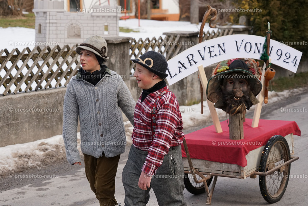news-2023-Feb11-Fasching-Weissenbach-DSC01685 | Info aus dem Bezirk Reutte/Ausserfern Tirol sowie eine umfangreiche Bilddatenbank über die gesamte Region: Lechtal, Talkessel Reutte, Tannheimertal, Zwischentoren. Lech, Plansee, Zugspitze, Grenztunnel, B179, Fernpassstraße, Verkehr, Lawinen, Tradition, - Realisiert mit Pictrs.com