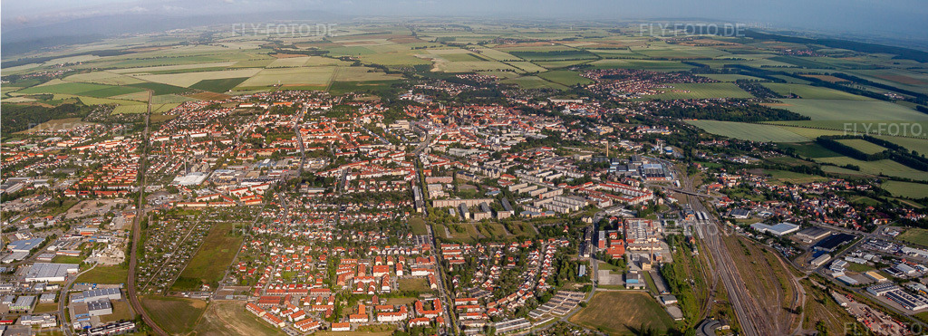 Luftbild: Panorama - Perspektive von Stadtgebiet mit Außenbezirken und Innenstadtbereich in Halberstadt im Bundesland Sachsen-Anhalt in Deutschland. Foto: IMG_58414-Pano.jpg vom 30.06.2013 durch Werner Riehm/FLY-FOTO.deAuflösung des Originals: 7688 x 2789 px