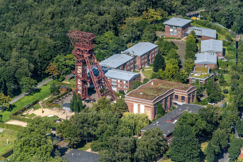 4050336 | ESSEN 25.08.2021 Förderanlagen und Bergbau- Schacht- Anlagen am Förderturm der Grube und Zeche der Zeche Zollverein - Schacht 3 - 10 im Ortsteil Katernberg in Essen im Ruhrgebiet im Bundesland Nordrhein-Westfalen, Deutschland. Weiterführende Informationen bei: RAG Montan Immobilien GmbH,  UNESCO-Welterbe Zollverein. // Conveyors and mining pits at the headframe of Zeche Zollverein - Schacht 3 - 10 in the district Katernberg in Essen at Ruhrgebiet in the state North Rhine-Westphalia, Germany. Further information at: RAG Montan Immobilien GmbH,  UNESCO-Welterbe Zollverein. Foto: Gerhard Launer