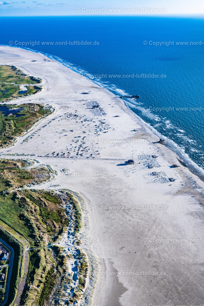 St. Peter-Ording_ELS_5603060822 | SANKT PETER-ORDING 06.08.2022 Sandstrand- Landschaft entlang des Küsten- Verlaufes der Nordsee in Sankt Peter-Ording in Nordfriesland im Bundesland Schleswig-Holstein, Deutschland. Weiterführende Informationen bei: Tourismus-Zentrale St. Peter-Ording. // Beach landscape along the of North Sea in Sankt Peter-Ording at Nordfriesland in the state Schleswig-Holstein, Germany. Further information at: Tourismus-Zentrale St. Peter-Ording. Foto: Martin Elsen
