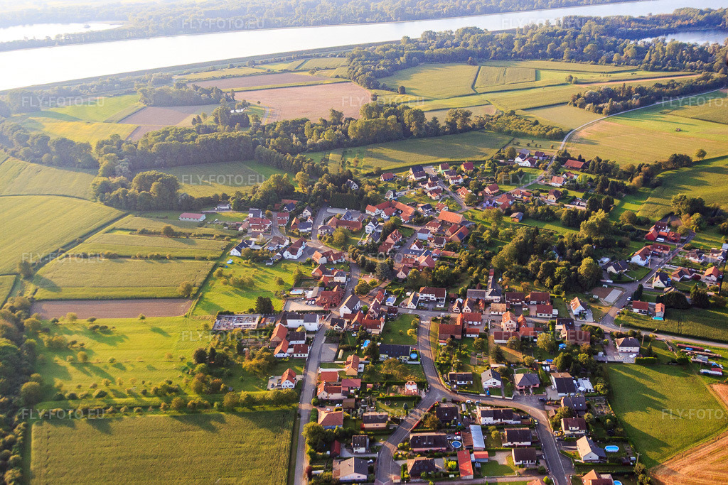 Vue aérienne: Vue de la ville depuis le nord à Neuhaeusel dans le département Bas Rhin, France – .Photo: IMG_093093.jpg prise le 16/08/2016 par Werner Riehm/FLY-FOTO.eu – Résolution de l'original: 5134 x 3423 px