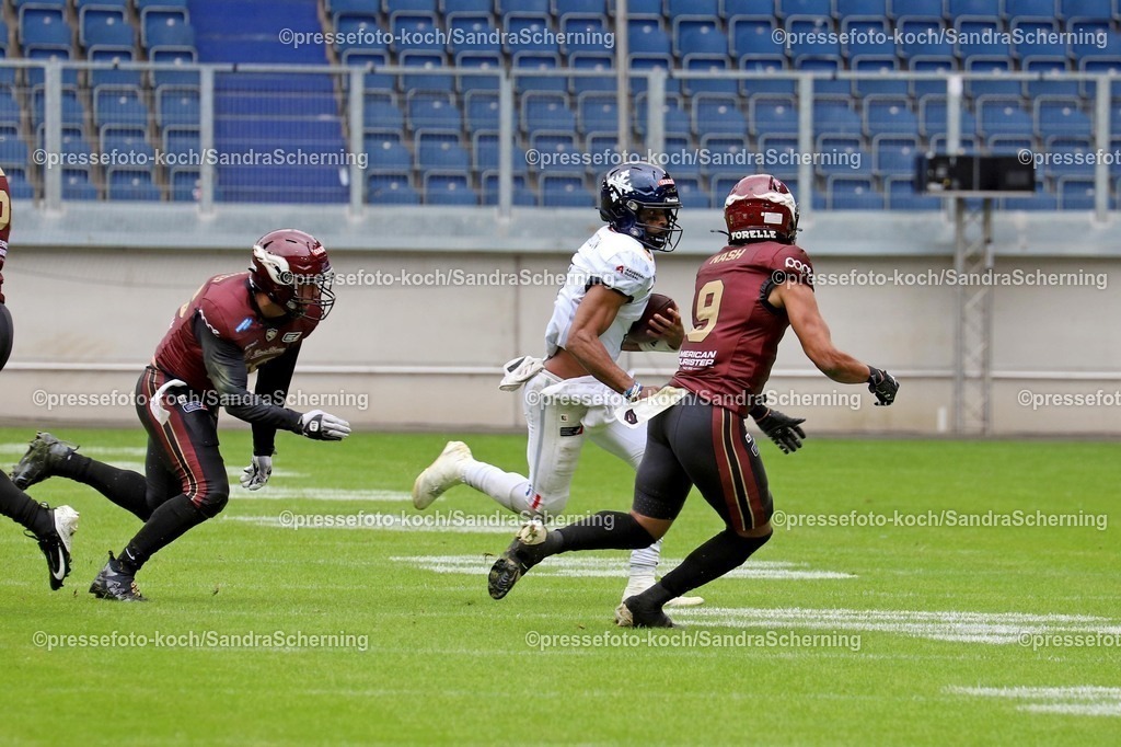 xSSC08062501034 | 08.06.2025, xsscx, American Footballl, Rhein Fire - Paris Musketeers, EFL, Schauinsland-Reisen-Arena, Saison 2025: Quarterback Jaylon Henderson (8) von Paris Musketeers im Duell mit Safety Darrius Nash (9) von Rhein Fire