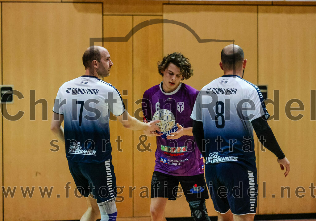 2023-11-11_044_SpVgg_Altenerding_gegen_HC_Donau-Paar | Erding, Deutschland, 11.11.2023:
Handball, Bezirksoberliga Männer 2023 / 2024, 7. Spieltag, SpVgg Altenerding gegen HC Donau/Paar, Endergebnis: 44:32

Pirmin Leimeister (HC Donau/Paar, #7), Jabob Köhler (SpVgg Altenerding, #6), Dariush Fardanesh (HC Donau/Paar, #8)

Foto: Christian Riedel / fotografie-riedel.net