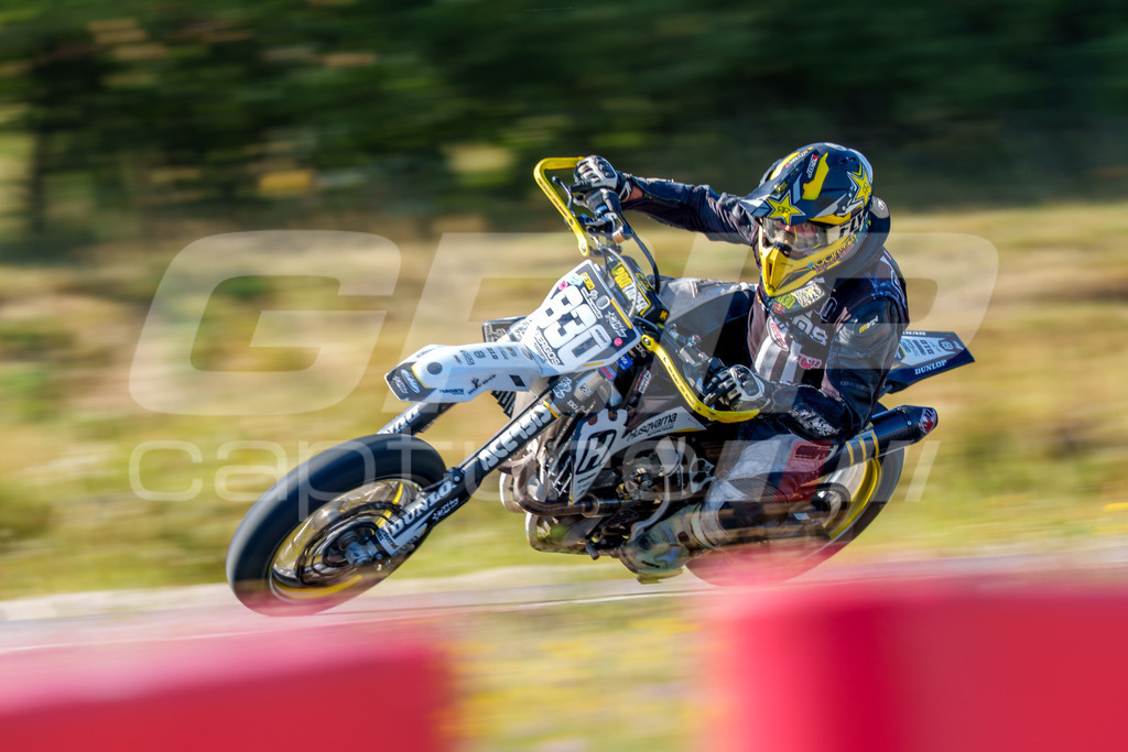 SuperMoto_Staatsmeisterschaft_Fuglau-natural-133 | GRIPcapture steht für authentische Sportfotografie in Österreich – für Momente, die mehr sind als Geschwindigkeit oder Ergebnis. Es geht um Emotion, Spannung, Fokus und den Augenblick, der oft nur einen Wimpernschlag dauert.Ob Motorsport, Teamsport oder 