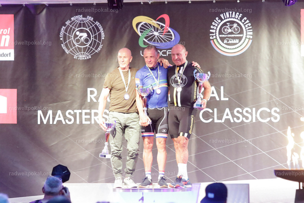 1487_20230817_Bewerb_Maenner_Muehlanger | AUT - OESTERREICH, 2023-08-16: SPORT RENNRAD-FAHREN - 55. INTERNATIONALER RADWELTPOKAL IN ST. JOHANN IN TIROL  - Vintage-Radrennen mit WM-Bronze-Medaillen-Siegerin Christina Schweinberger, den Teilnehmer und Alexander Baumann (vom Orginastions-Team) - TAG 2 BEWERB MAENNER IN SECHS GRUPPEN  ; Foto: Roland Muehlanger