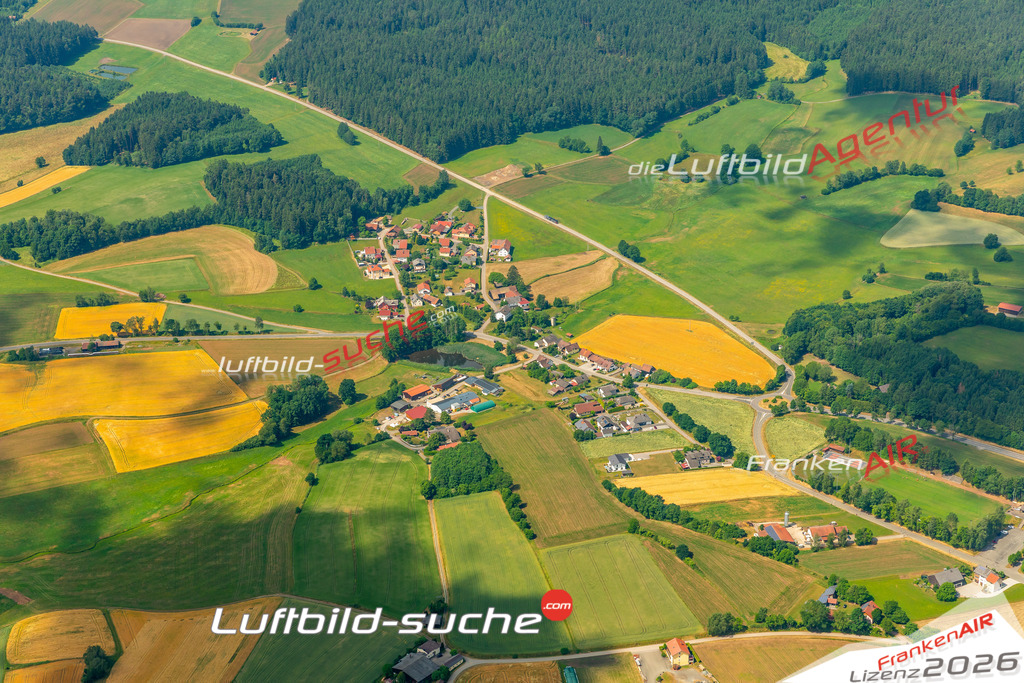 Das Luftbild zeigt :  Tiefenbach - Die Luftaufnahme wurde 2023 vom UL-Flugzeug aus erstellt ( keine Drohne ) - Hochauflösende Luftaufnahme - Für grossformatige Ausdrucke geeignet. Die Geschenkidee !Mit Lizenz und Bildrechte bestellbar