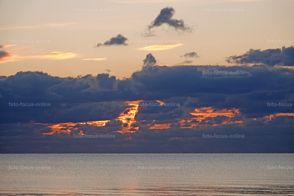 Spectacular almost spiritual sunset on the beach of Liepja | foto-focus-online