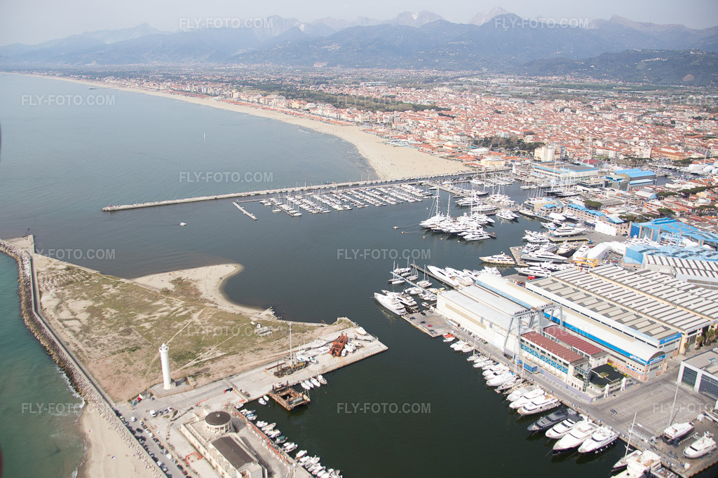 Aerial view: View of the town in Viareggio in the state Lucca, Italy. – Photo: IMG_086893.jpg taken on 04/03/2016 by Werner Riehm/FLY-FOTO.com – Resolution of the original: 5239 x 3492 px