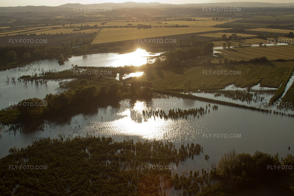 Aerial view: Lake Montepulciano in Pozzuolo in the state Umbria, Italy. – Photo: IMG_28342.jpg taken on 06/02/2010 by Werner Riehm/FLY-FOTO.com – Resolution of the original: 4752 x 3168 px