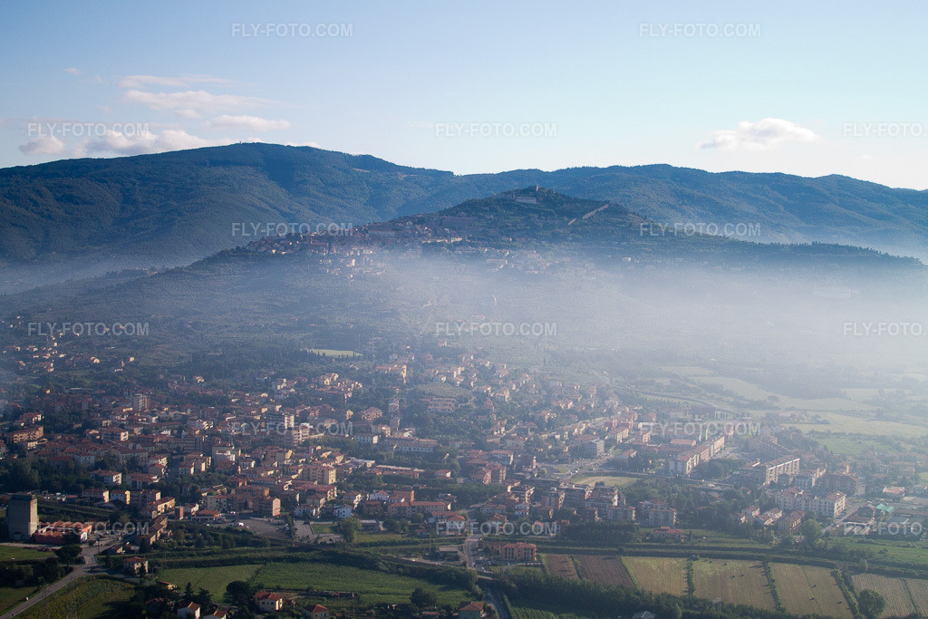 Aerial view: View of the town in Camucia in the state Tuscany, Italy.Photo: IMG_43799.jpg taken on 07/29/2011 by Werner Riehm/FLY-FOTO.comResolution of the original: 4272 x 2848 px