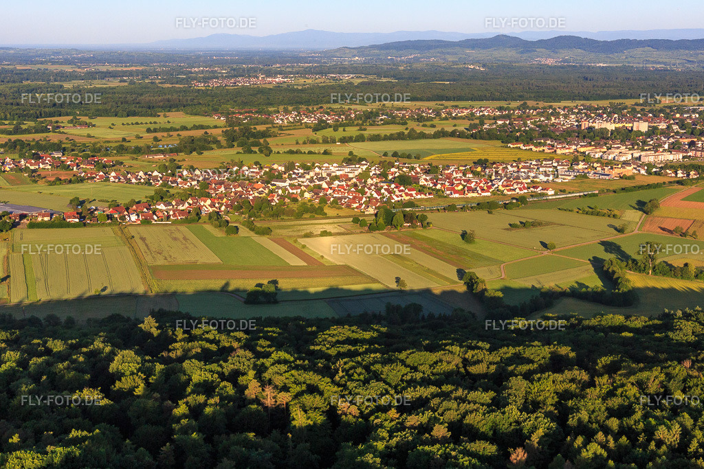 Ortsansicht aus Osten | Luftbild: Ortsansicht aus Osten im Ortsteil Kollmarsreute in Emmendingen im Bundesland Baden-Württemberg in Deutschland. Foto: IMG_147575.jpg vom 30.05.2025 durch Werner Riehm/FLY-FOTO.de - Realisiert mit Pictrs.com