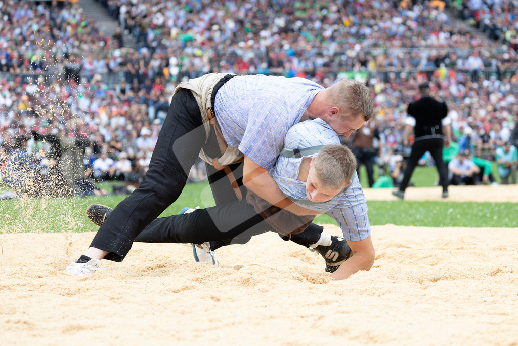 ESAF2025_03Gang_5073 | Die Schwinger des Schwyzer Kantonalen Schwingerverbandes: Fotos, die Dynamik und Leidenschaft festhalten, sowie emotionale Momente aus dem traditionellen Schwingsport zeigen. - Realisiert mit Pictrs.com