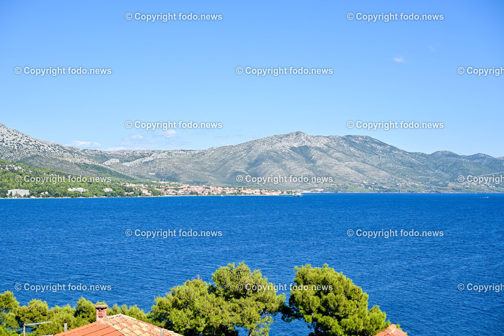 Kroatien_ Korcula_ Insel in Sueddalmatien_ Korcula Stadt_ 13.09.2024-92 | 13.09.2024, Kroatien, HRV, Korcula, Insel in Sueddalmatien, Korcula Stadt im Bild Hafen, Hafenansichten, Boot, Boote, Schiff, Schiffe, Gebauede, Adria, Meer, Stadtansichten, Altstadt, Marco Polo, Museum, Touristen, Souvenier, Restaurant, KonobaKorcula - Schwarzes Korfu - benannt nach den dunklen Kiefernwaeldern, ist eine zu Kroatien gehoerende Insel in der Adria vor der Kueste Sueddalmatiens. Zugleich ist sie Teil des Dinarischen Gebirges. Quelle: Wikipedia