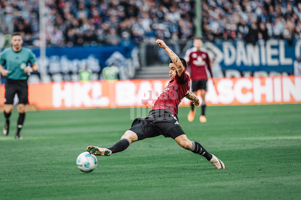 Fußball | Männer | Saison 2024/2025 | 2. Fußball-Bundesliga | 11. Spieltag | Hamburger SV vs. 1. FC Nürnberg | 03.11.2024 | Oliver Villadsen (#2, 1. FC Nürnberg) kommt nicht an diesen Ball