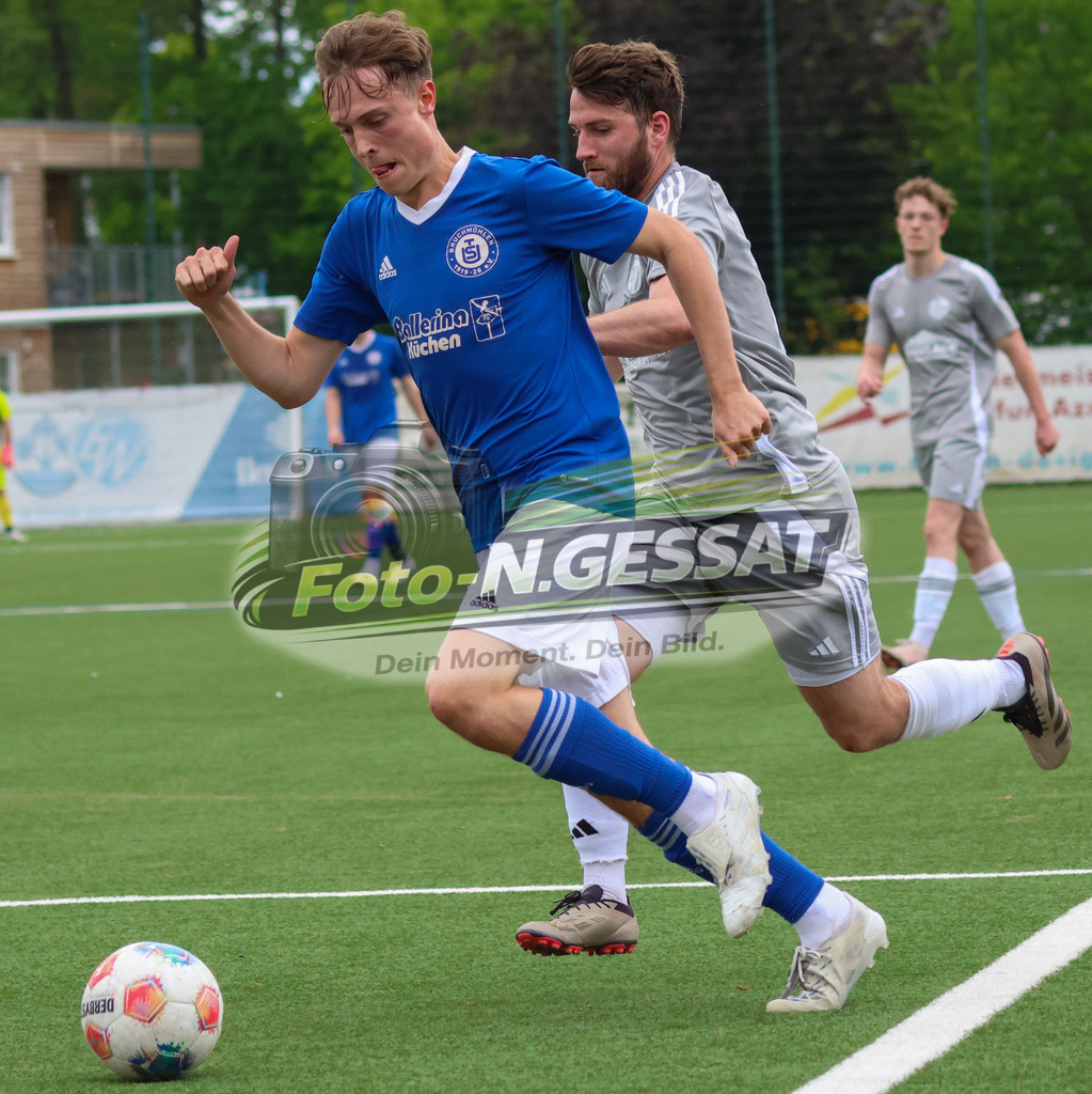 SV Enger-Westerenger - TuS Bruchmühlen | Auf dem Bild zu sehen: grau SV Enger-Westerenger: Danny Alves-Rei ; blau TuS Bruchmühlen: Jan Weiffenbach SV Enger-Westerenger, TuS Bruchmühlen, Saison 25/26, Kreisliga A, Enger, Deutschland - Realisiert mit Pictrs.com
