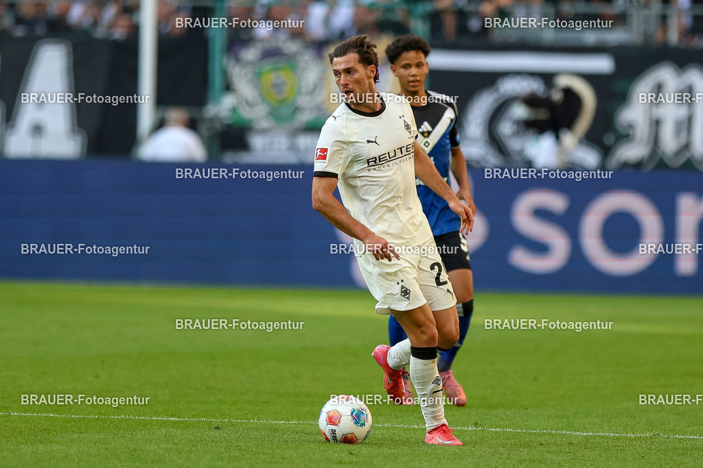 Borussia Mönchengladbach vs Hamburger SV - Bundesliga  | Mönchengladbach, Deutschland, 24.08.25:   Joseph Michael Scally (Borussia Mönchengladbach) in Aktion am Ball, Einzelaktion waehrend des Spiels der Bundesliga zwischen Borussia Mönchengladbach vs Hamburger SV im Stadion im Borussia Park(Foto von Brauer-Fotoagentur / Adrian Schlueter)